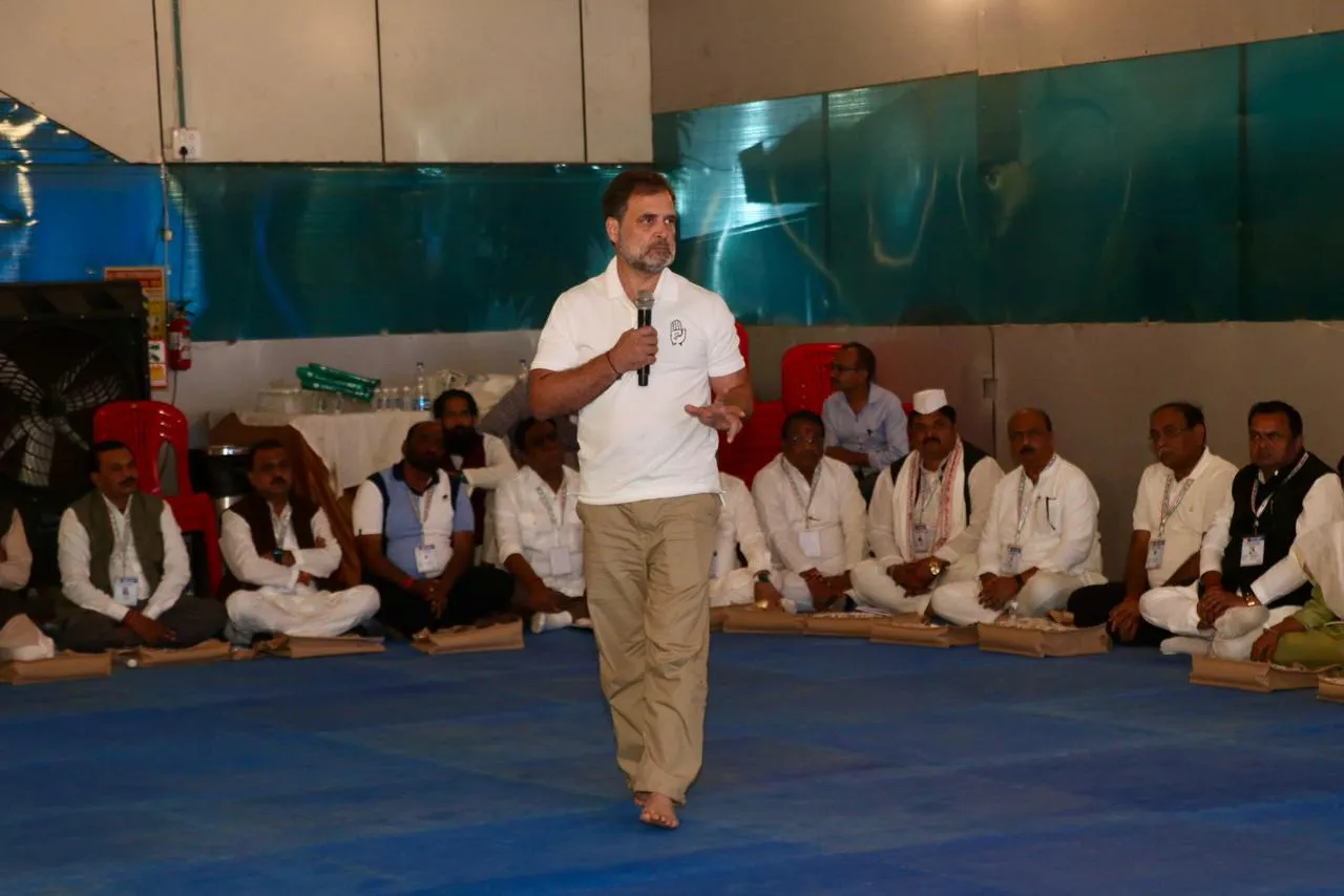 राहुल गांधी ने जिला अध्यक्षों के साथ मीटिंग की। उन्होंने जिला अध्यक्षों से भी चर्चा की है। राहुल गांधी ने जिला अध्यक्षों से संवाद करते हुए कहा- पार्टी संगठन को मजबूत करने पर हर एक नेता को जोर देना है और मिशन 2028 के तहत सरकार बनाने का लक्ष्य देकर जुट जाने को कहा है। राहुल गांधी ने कांग्रेस के जिला अध्यक्षों के परिजनों के साथ डिनर भी किया।