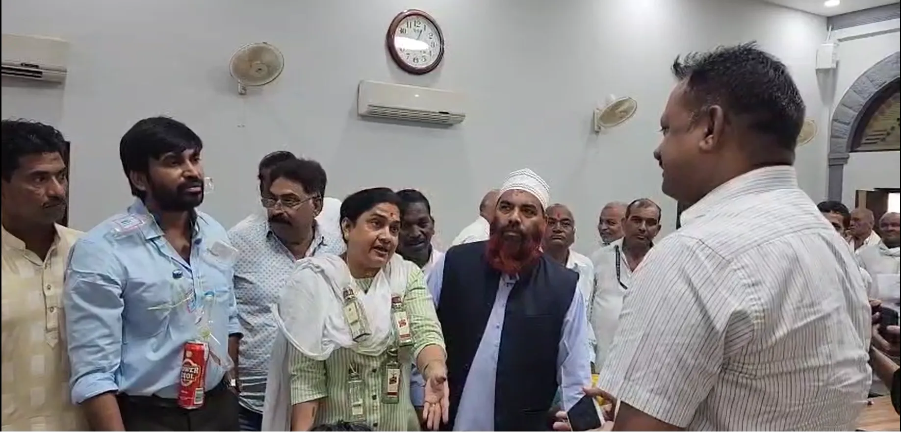 खंडवा में शराब की खाली बोतलें लटकाकर जनसुनवाई में पहुंचे कांग्रेस नेता; ADM ने कार्रवाई का आश्वासन दिया