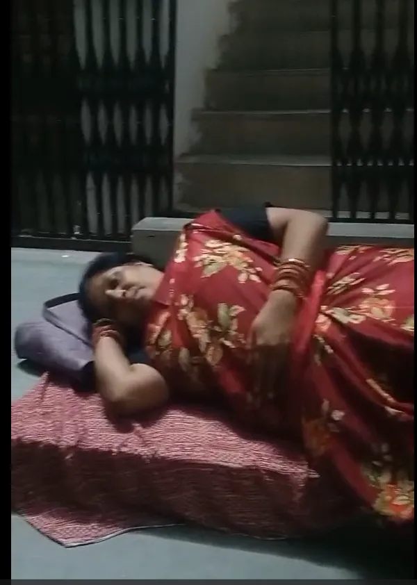 CMHO ऑफिस के बाहर लेटी; आश्वासन के बाद घर लौटी