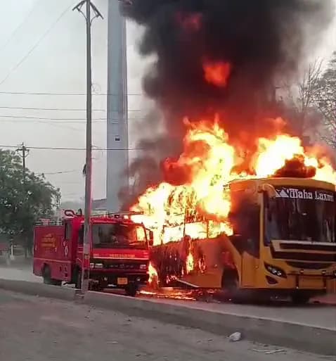 टायर फटने से हुआ हादसा; यात्रियों को सुरक्षित निकाला