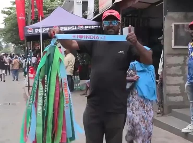 भारत-पाकिस्तान मैच से पहले स्टेडियम के बाहर आर्मबैंड बेचता एक वेंडर