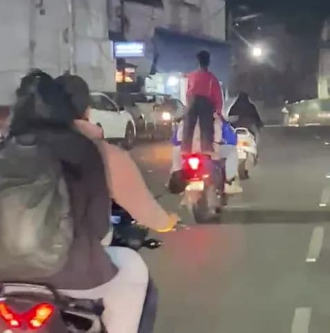 रील के चक्कर में जान जोखिम में डाली; सरेराह नाबालिग ने स्कूटी पर खड़े होकर किए स्टंट, VIDEO वायरल
