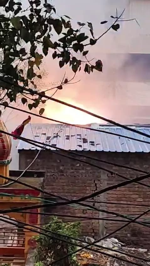 विद्युत विभाग की केबल बनी वजह; गोदाम में मौजूद सामान जला