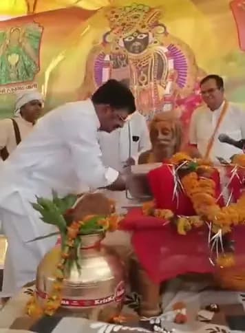 सेवड़ा विधायक को संत ने दिया धक्का, माला नीचे फेंक मारे मुक्के ही मुक्के