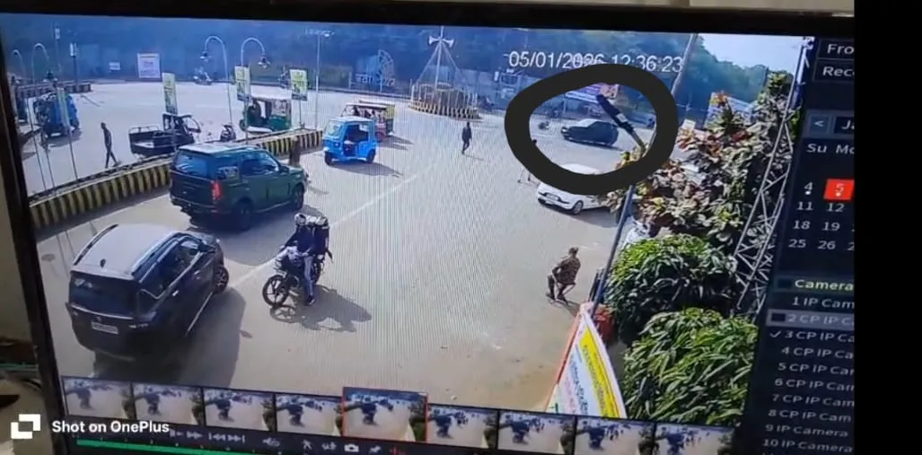 आरोपी कार सहित फरार, परिजनों ने शव रखकर किया चक्काजाम