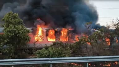 AC कोच B-1 लपटों में घिरा; रेलवे ने तुरंत काटकर अलग किया; 68 पैसेंजर सुरक्षित निकाले गए