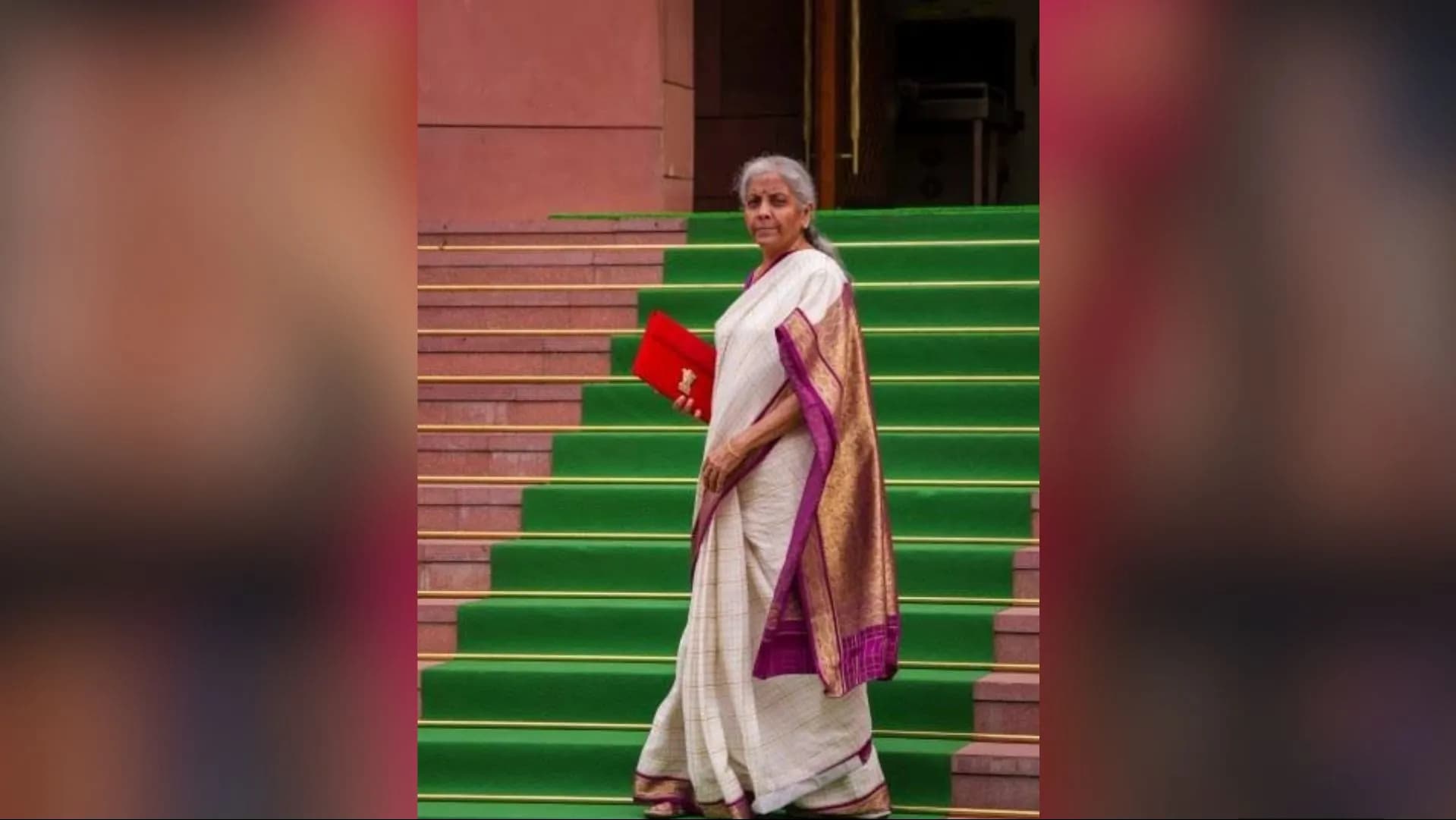 2024 पूर्ण बजट: वित्त मंत्री ने पूर्ण बजट के लिए मैजेंटा बॉर्डर वाली रेशमी मंगलगीरी साड़ी पहनी थी। यह साड़ी आंध्र प्रदेश के गुंटूर जिले के मंगलगीरी कस्बे में बनती है। इस बजट के दौरान आंध्र प्रदेश के लिए विशेष वित्तीय सहायता की घोषणा की गई।