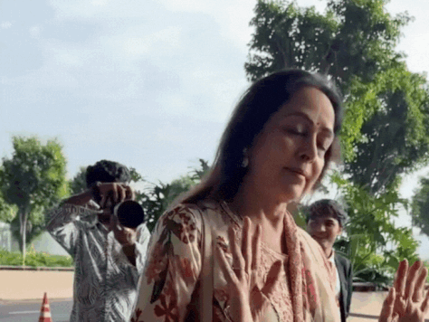 इशारों में कहा- वे ठीक हैं; सांस लेने में परेशानी होने पर ICU में एडमिट हुए थे