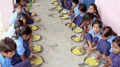 100 से ज्यादा स्टूडेंट्स बीमार; पेरेंट्स का दावा- दाल रखने वाले बर्तन में सांप मिला