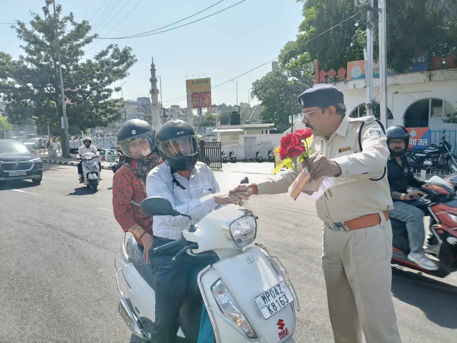 चेकिंग प्वाइंट पर दिखे अलग-अलग नजारें; भोपाल में 20 जगह हुई चेकिंग