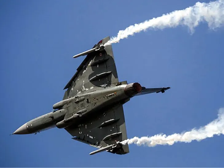 टैरिफ वॉर के बीच 1 अरब डॉलर का सौदा करेगा भारत; 80% टेक्नोलॉजी ट्रांसफर की रखी मांग