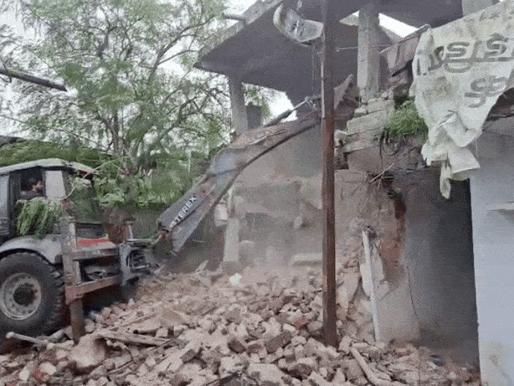 छात्राओं के अश्लील वीडियो बनाए, धर्म बदलने का दबाव बनाया