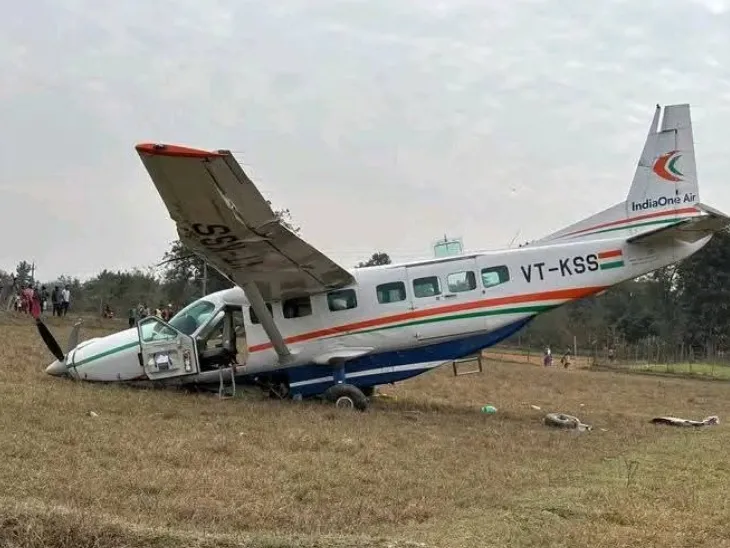 पैसेंजर्स सुरक्षित, पायलट की हालत गंभीर; रनवे से 10km दूर खेत में क्रैश लैंडिंग