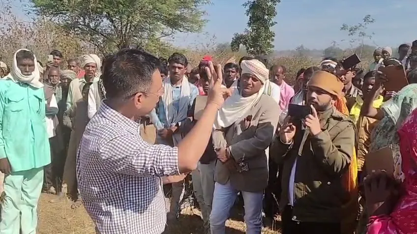 कलेक्टर ने मनाया, दोपहर 1.30 बजे शुरू हुआ मतदान; जर्जर सड़कों से नाराज हैं ग्रामीण