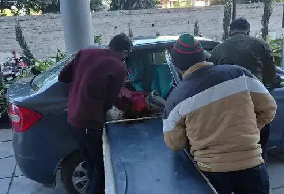 एंबुलेंस आने में देर हुई तो निजी कार से अस्पताल पहुंचाई प्रसूता, जच्चा-बच्चा स्वस्थ