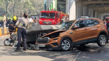 ऑटो और कार दबे; 4 लोग घायल