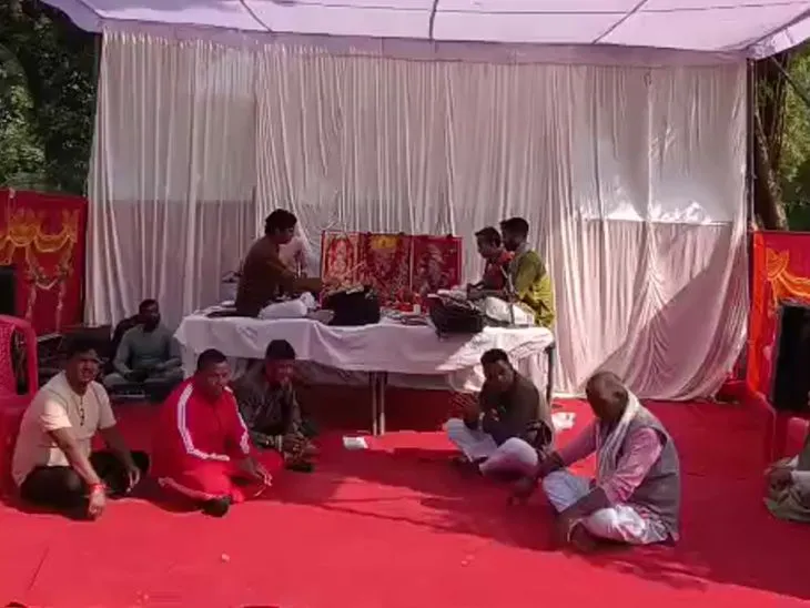 नगर पालिका में भ्रष्टाचार के आरोपों को लेकर पार्षदों का धरना; सुंदरकांड पाठ कर रहे