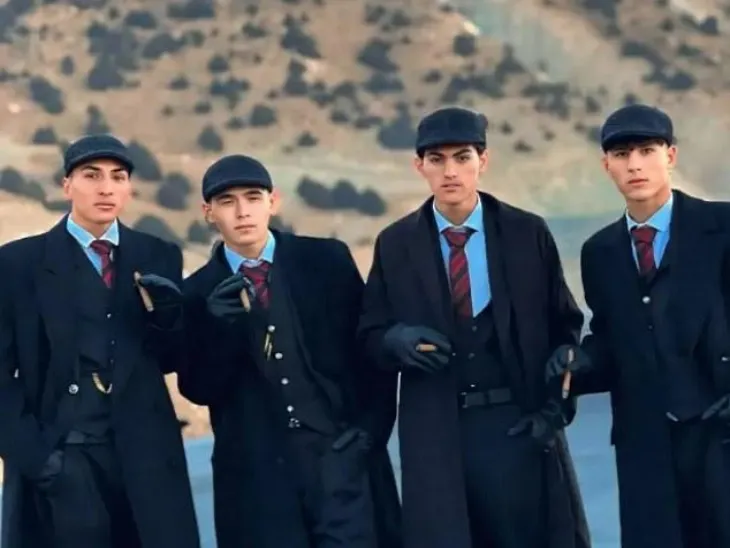 चार लड़कों को ब्रिटिश शो Peaky Blinders जैसे कपड़े पहनने पर कस्टडी में लिया; कहा- ये हमारे कल्चर के खिलाफ