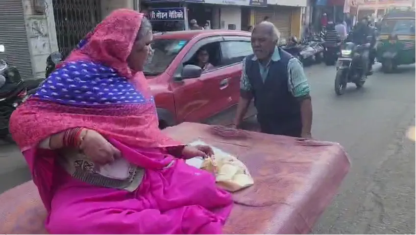 पत्नी के इलाज के लिए 4 किमी तक ठेला खींचने को मजबूर पति, सिस्टम पर उठे सवाल