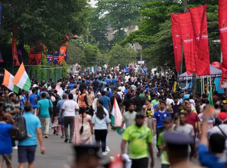 कोलंबो स्टेडियम की तरफ जाते फैंस