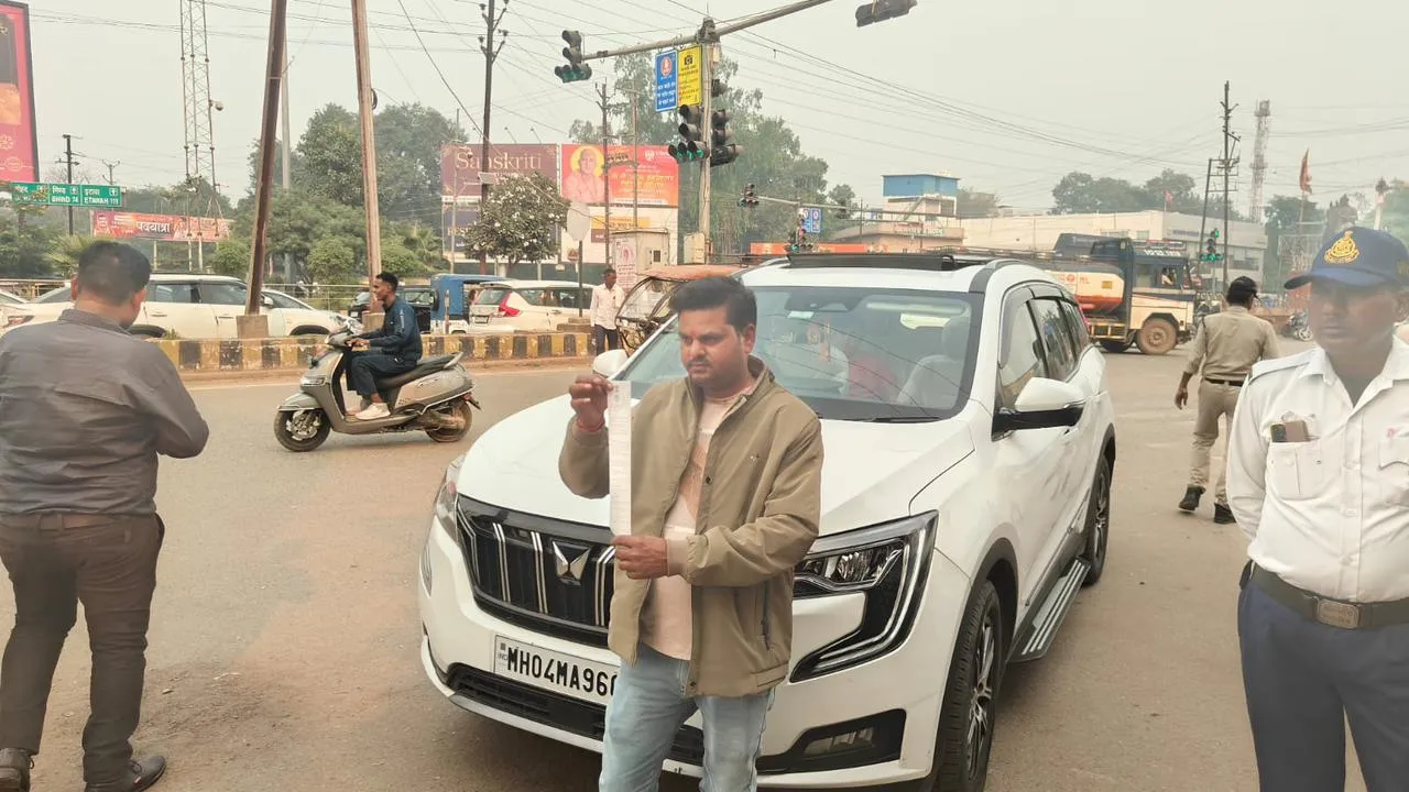 बच्चों को कार की छत पर बैठाकर घूमाया, ट्रैफिक पुलिस ने जुर्माना लगाया