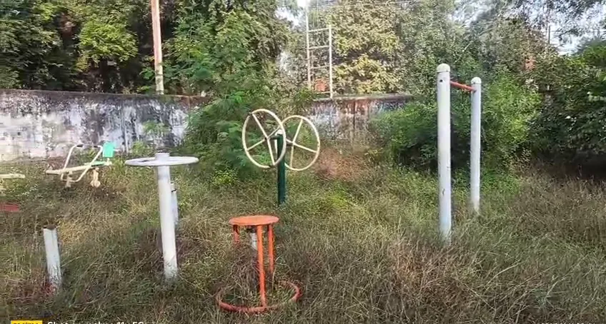 ताले में बंद जनता की सुविधा, घास में जकड़ा फिटनेस का सपना