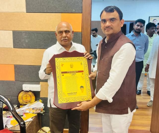 स्वागत जुलूस के दौरान नाले में गिरे नेता जी; वीडियो वायरल