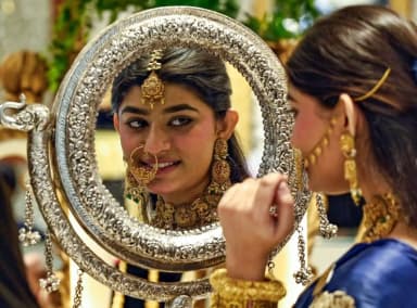 गोल्ड 1.52 लाख प्रति 10 ग्राम, सिल्वर 2.38 लाख, देखें आपके शहर का भाव